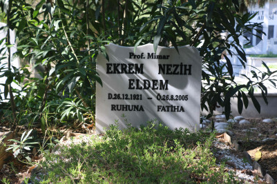 Prof. Dr. Nezih Eldem mezarı başında anıldı Prof. Dr. Nezih Eldem mezarı başında anıldı