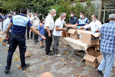Cuma namazı sonrası aşure ikramı Cuma namazı sonrası aşure ikramı