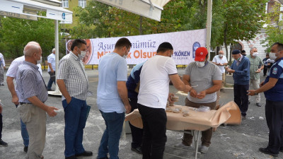 Cuma namazı sonrası aşure ikramı Cuma namazı sonrası aşure ikramı
