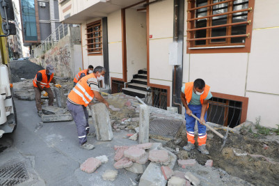 İlim Sokak'ta kaldırımlar yenileniyor İlim Sokak'ta kaldırımlar yenileniyor