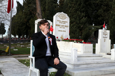 İstiklal Şairi Mehmet Akif Ersoy kabri başında anıldı İstiklal Şairi Mehmet Akif Ersoy kabri başında anıldı