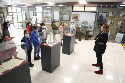 Çanakkale Zaferi sergisine öğrencilerden yoğun ilgi Çanakkale Zaferi sergisine öğrencilerden yoğun ilgi