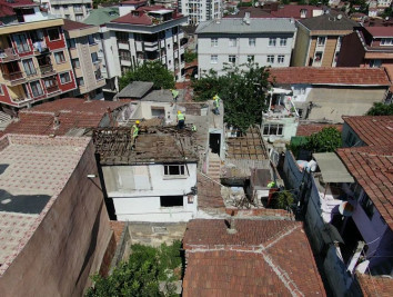 Asbestli yapının yıkımı, tüm önlemler alınarak yıkıldı Asbestli yapının yıkımı, tüm önlemler alınarak yıkıldı