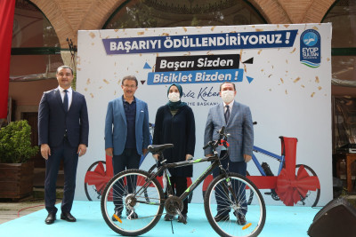 Lise sondaki başarılı öğrencilere bisiklet hediye edildi Lise sondaki başarılı öğrencilere bisiklet hediye edildi