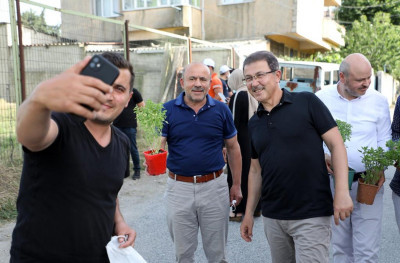 Pirinççi'de bin adet fesleğen dağıtıldı Pirinççi'de bin adet fesleğen dağıtıldı