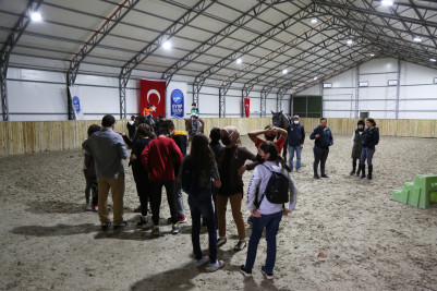 Eyüpsultan'da çocuklar ilk defa ata binmenin keyfini yaşıyor Eyüpsultan'da çocuklar ilk defa ata binmenin keyfini yaşıyor