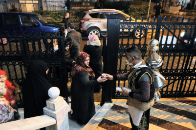 Teravih namazı sonrası şerbet ikramı Teravih namazı sonrası şerbet ikramı