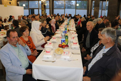 Evlad-ı Fatihan'da dev iftar sofrası kuruldu Evlad-ı Fatihan'da dev iftar sofrası kuruldu