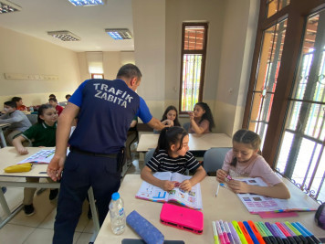 Zabıta abilerinden gençlere trafik eğitimi Zabıta abilerinden gençlere trafik eğitimi
