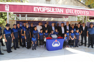 Minik zabıtalar karanfil dağıttı Minik zabıtalar karanfil dağıttı