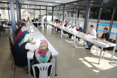 Emekli olan personellere pastalı uğurlama Emekli olan personellere pastalı uğurlama