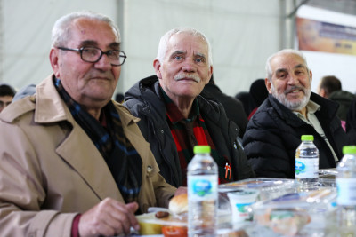 Binlerce vatandaş Eyüpsultan'da dev iftar sofrasında buluşuyor