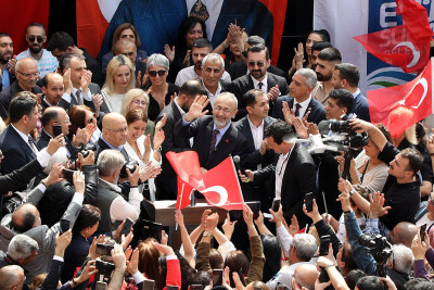 Eyüpsultan Belediyesi önünde coşkulu kalabalık Eyüpsultan Belediyesi önünde coşkulu kalabalık