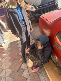 Dilenci kadının üzerinden çıkan para şaşırttı Dilenci kadının üzerinden çıkan para şaşırttı