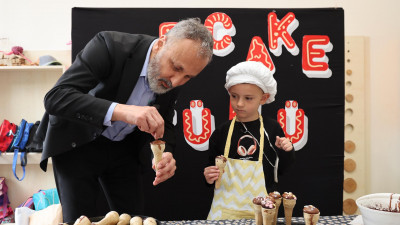 Başkan Özmen ESA'nın minik öğrencileriyle buluştu Başkan Özmen ESA'nın minik öğrencileriyle buluştu