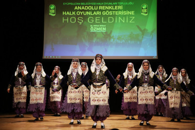 Halk Oyunları Topluluğu'ndan “Anadolu Renkleri” gösterisi Halk Oyunları Topluluğu'ndan “Anadolu Renkleri” gösterisi