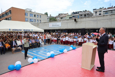 Başkan Özmen öğrencilerin karne heyecanına ortak oldu Başkan Özmen öğrencilerin karne heyecanına ortak oldu