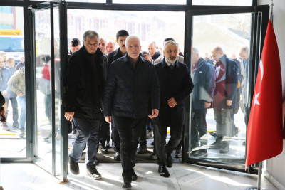 Vali Gül, toprak kaymasının yaşandığı alanda incelemelerde bulundu