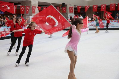 Buz üstünde 23 Nisan kutlaması Buz üstünde 23 Nisan kutlaması