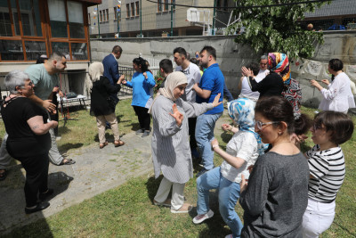 Özel çocuklardan annelerine sevgi dolu sürpriz Özel çocuklardan annelerine sevgi dolu sürpriz