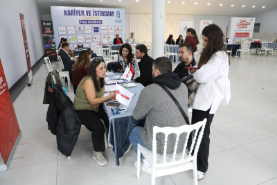 Kariyer ve İstihdam Fuarı yoğun katılımla gerçekleşti Kariyer ve İstihdam Fuarı yoğun katılımla gerçekleşti
