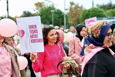 Meme kanserinde farkındalık için Eyüpsultan'da yürüdüler Meme kanserinde farkındalık için Eyüpsultan'da yürüdüler