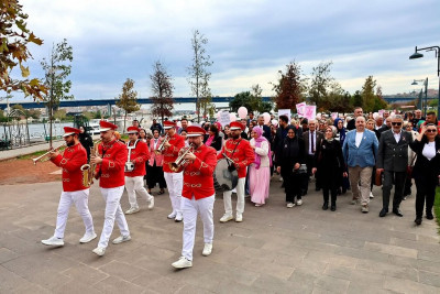 Meme kanserinde farkındalık için Eyüpsultan'da yürüdüler Meme kanserinde farkındalık için Eyüpsultan'da yürüdüler