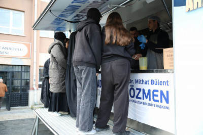 Eyüpsultan Belediyesi'nden öğrencilere gönülleri ısıtan ikram