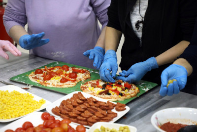 Görme engelli kursiyerler pizza yaptı