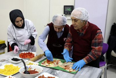 Görme engelli kursiyerler pizza yaptı