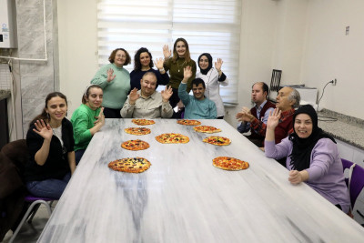 Görme engelli kursiyerler pizza yaptı