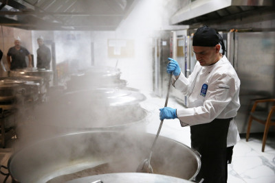 Eyüpsultan Belediyesi'nden ihtiyaç sahiplerine sıcak yemek desteği