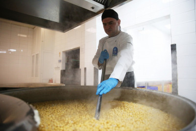 Eyüpsultan Belediyesi'nden ihtiyaç sahiplerine sıcak yemek desteği