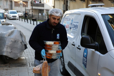 Eyüpsultan Belediyesi'nden ihtiyaç sahiplerine sıcak yemek desteği