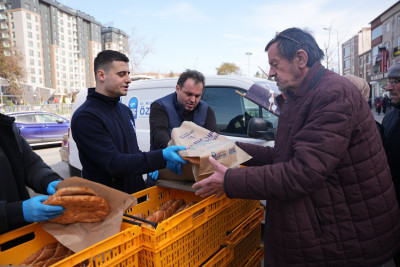 Eyüpsultan Belediyesi'nden vatandaşlara pide ikramı
