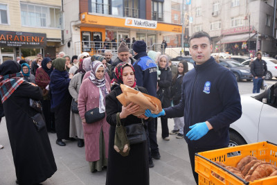 Eyüpsultan Belediyesi'nden vatandaşlara pide ikramı