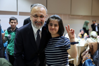 Başkan Özmen özel gereksinimli gençlerle iftar sofrasında buluştu