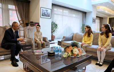 Başkan Özmen makam koltuğunu minik öğrencilere devretti