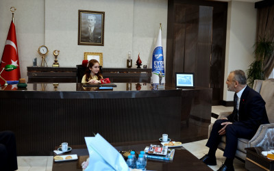 Başkan Özmen makam koltuğunu minik öğrencilere devretti