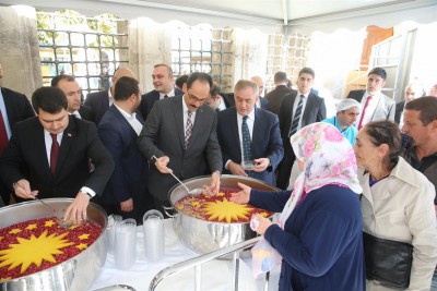 Cumhurbaşkanlığından Eyüp'te Vatandaşlara Aşure İkramı Cumhurbaşkanlığından Eyüp'te Vatandaşlara Aşure İkramı