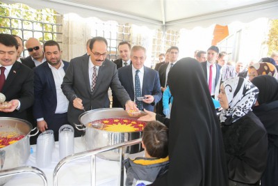 Cumhurbaşkanlığından Eyüp'te Vatandaşlara Aşure İkramı Cumhurbaşkanlığından Eyüp'te Vatandaşlara Aşure İkramı