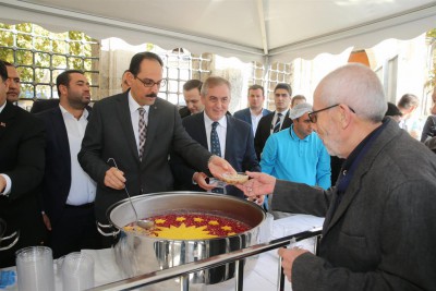 Cumhurbaşkanlığından Eyüp'te Vatandaşlara Aşure İkramı Cumhurbaşkanlığından Eyüp'te Vatandaşlara Aşure İkramı