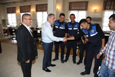 Centilmenlik Kupalarını Başkan Aydın'a Takdim Ettiler Centilmenlik Kupalarını Başkan Aydın'a Takdim Ettiler