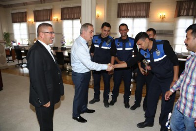 Centilmenlik Kupalarını Başkan Aydın'a Takdim Ettiler