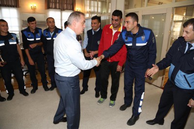 Centilmenlik Kupalarını Başkan Aydın'a Takdim Ettiler Centilmenlik Kupalarını Başkan Aydın'a Takdim Ettiler