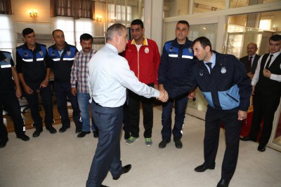 Centilmenlik Kupalarını Başkan Aydın'a Takdim Ettiler Centilmenlik Kupalarını Başkan Aydın'a Takdim Ettiler