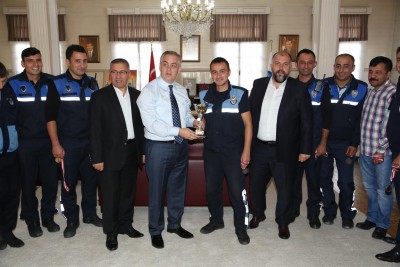 Centilmenlik Kupalarını Başkan Aydın'a Takdim Ettiler Centilmenlik Kupalarını Başkan Aydın'a Takdim Ettiler