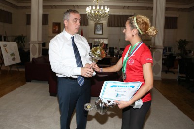 Eyüplü Atlet Elif Tozlu'dan Büyük Başarı Eyüplü Atlet Elif Tozlu'dan Büyük Başarı