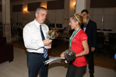 Eyüplü Atlet Elif Tozlu'dan Büyük Başarı Eyüplü Atlet Elif Tozlu'dan Büyük Başarı
