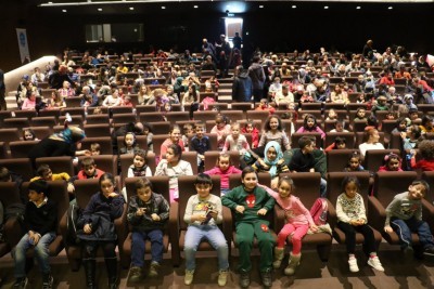 Sebzeler Ülkesi Tiyatro Oyunu Miniklerle Buluştu Sebzeler Ülkesi Tiyatro Oyunu Miniklerle Buluştu